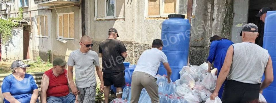 В Красногоровку доставили гуманитарную помощь в виде продуктовых наборов и воды В Красногоровку доставили гуманитарную помощь в виде продуктовых наборов и воды