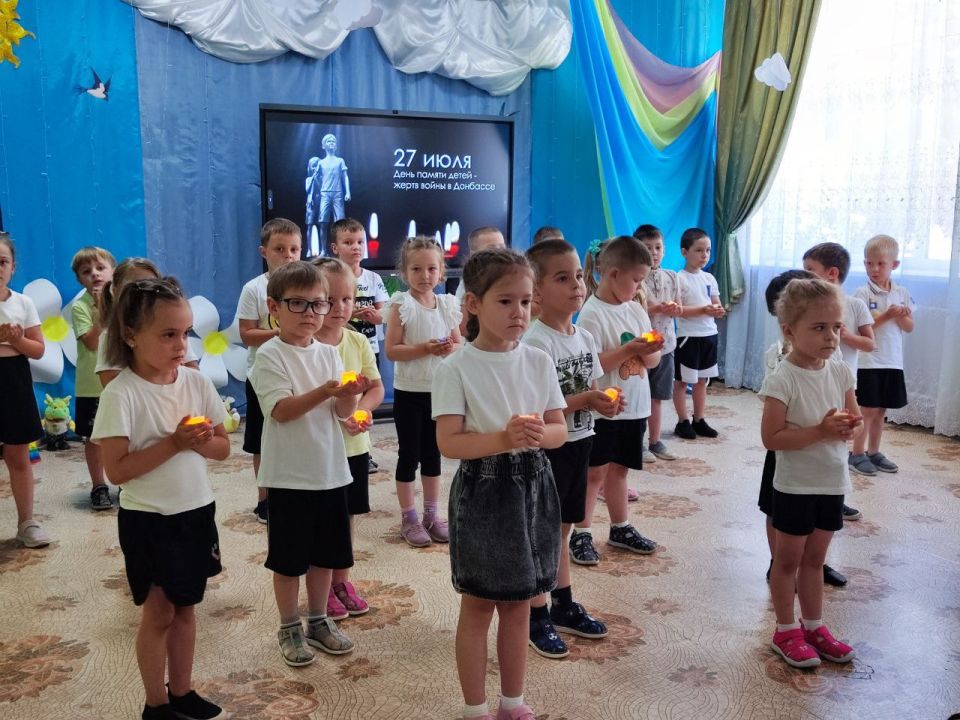 «Ангелы Донбасса»: В Торезе почтили память детей – жертв войны «Ангелы Донбасса»: В Торезе почтили память детей – жертв войны