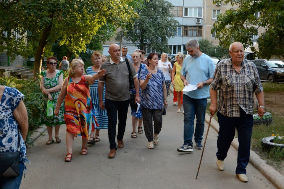 Алексей Дорофеев: События сегодняшнего вечера начались с недавней встречи в стоматологической больнице №5, где ко мне подошли активные жители с улицы Нижнекурганской Алексей Дорофеев: События сегодняшнего вечера начались с недавней встречи в стоматологической больнице №5, где ко мне подошли активные жители с улицы Нижнекурганской