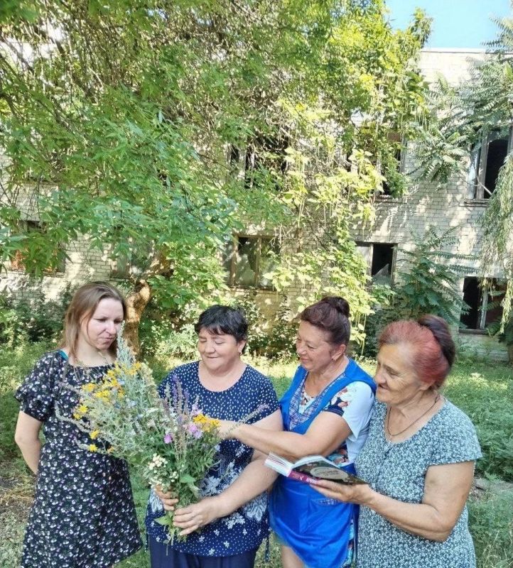 Пользователи Демьяновской сельской библиотеки провели познавательный час «Лекарственные растения нашего края» на территории села Пользователи Демьяновской сельской библиотеки провели познавательный час «Лекарственные растения нашего края» на территории села