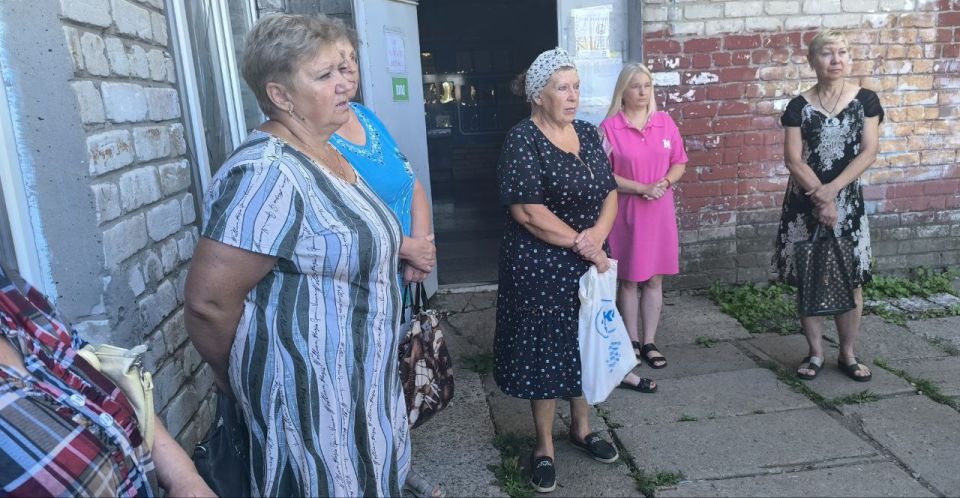 В посёлке Новолуганское состоялся сход граждан с участием заместителя городского округа Валерия Бессараба В посёлке Новолуганское состоялся сход граждан с участием заместителя городского округа Валерия Бессараба