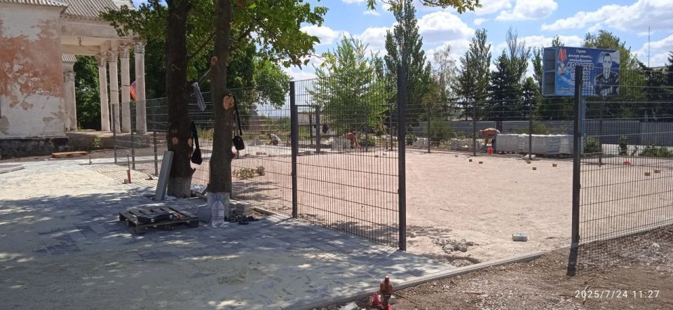 Продолжаются работы по благоустройству общественной территории в селе Первомайское в рамках реализации федеральной программы "Формирования современной городской среды" Продолжаются работы по благоустройству общественной территории в селе Первомайское в рамках реализации федеральной программы "Формирования современной городской среды"