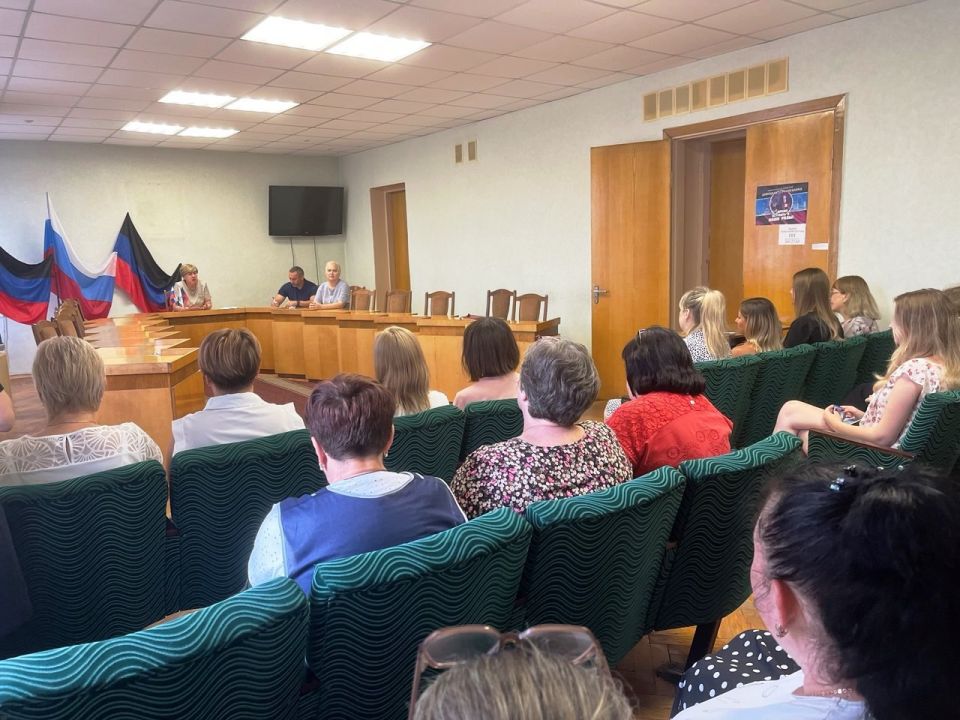 Сегодня, 25 июля, в Пролетарском внутригородском районе прошла встреча с трудовым коллективом Клиентской службы (на правах отдела) в Пролетарском районе г. Донецка отделения Фонда пенсионного и социального страхования... Сегодня, 25 июля, в Пролетарском внутригородском районе прошла встреча с трудовым коллективом Клиентской службы (на правах отдела) в Пролетарском районе г. Донецка отделения Фонда пенсионного и социального страхования...
