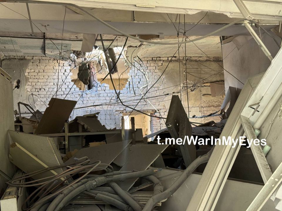 Последствия прилета 4 ракет РСЗО «HIMARS» в административно здание шахты им. А.Ф. Засядько в Киевском районе Донецка Последствия прилета 4 ракет РСЗО «HIMARS» в административно здание шахты им. А.Ф. Засядько в Киевском районе Донецка