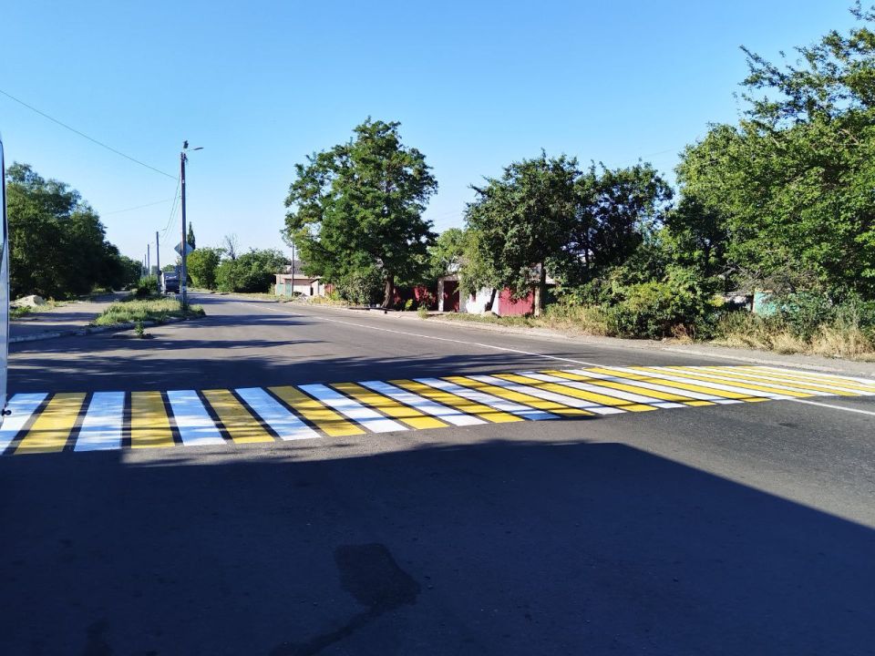 В Кировском наносят дорожную разметку В Кировском наносят дорожную разметку