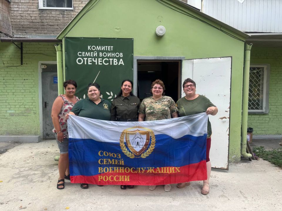 Женским коллективом готовимся к еженедельной раздаче гуманитарной помощи женам и семьям военнослужащих Женским коллективом готовимся к еженедельной раздаче гуманитарной помощи женам и семьям военнослужащих