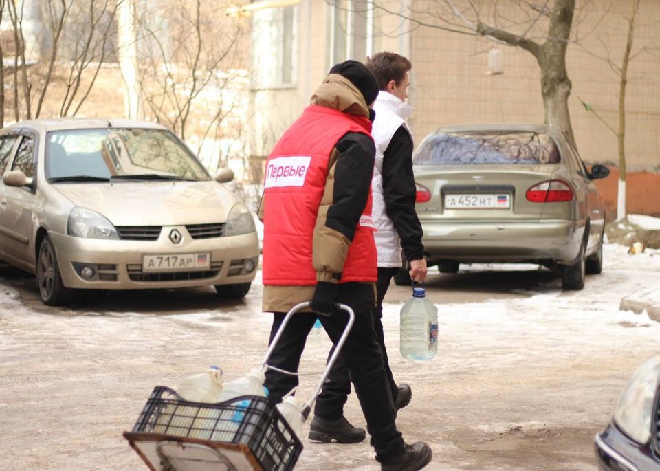 Более 100 волонтеров задействованы в доставке воды маломобильным жителям ДНР Более 100 волонтеров задействованы в доставке воды маломобильным жителям ДНР