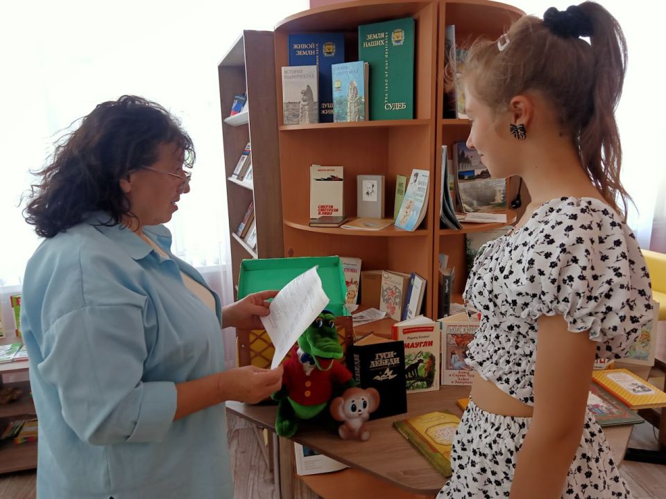 У нас в гостях загадки. Загадка – это интересная головоломка, которая развивает логику, фантазию, внимательность У нас в гостях загадки. Загадка – это интересная головоломка, которая развивает логику, фантазию, внимательность