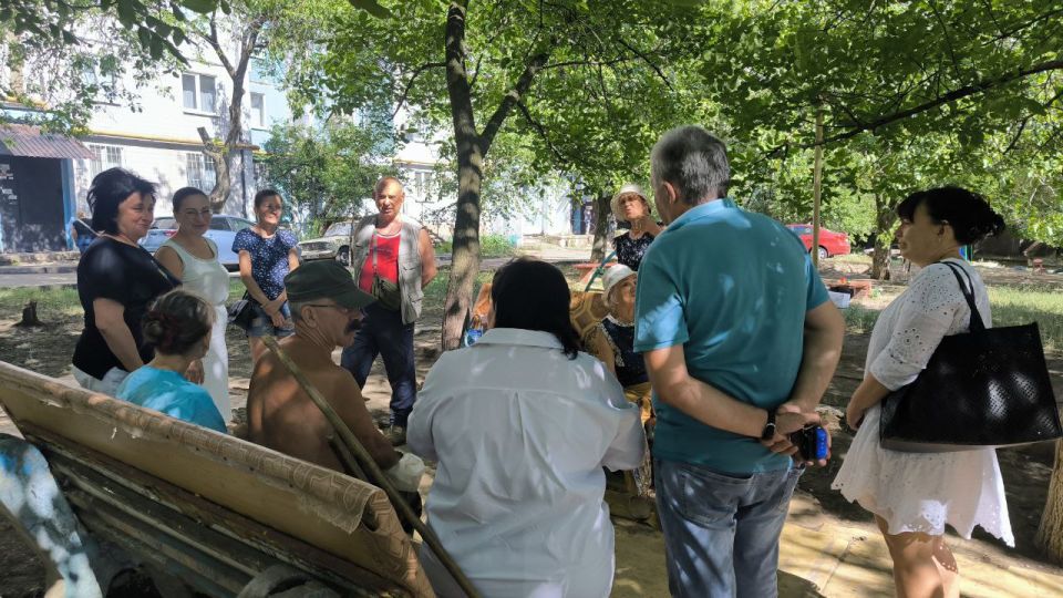 Продолжаются сходы с жителями Ленинского района города Донецка Продолжаются сходы с жителями Ленинского района города Донецка