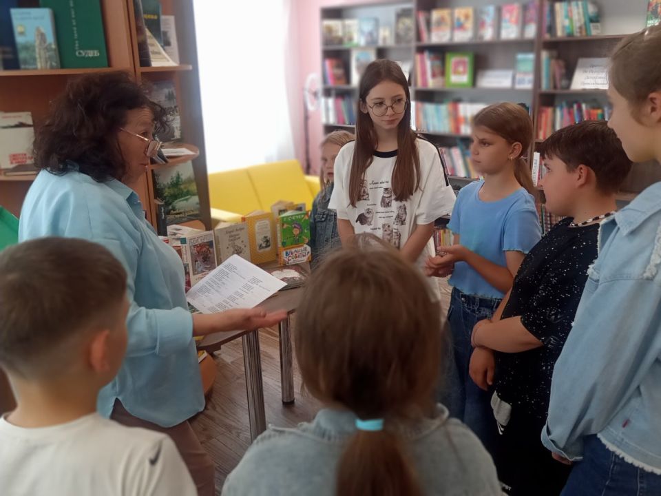 У нас в гостях загадки. Загадка – это интересная головоломка, которая развивает логику, фантазию, внимательность У нас в гостях загадки. Загадка – это интересная головоломка, которая развивает логику, фантазию, внимательность