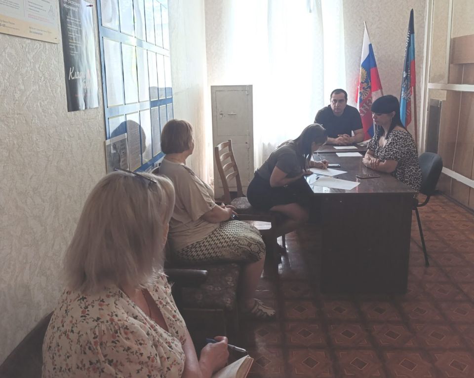 Первый замглавы администрации Снежного провел прием Первый замглавы администрации Снежного провел прием