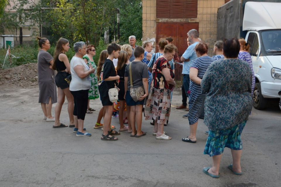 Заместитель Председателя Народного Совета ДНР Алексей Дорофеев (фракция «Новые люди») встретился с жителями улицы Нижнекурганской города Донецк Заместитель Председателя Народного Совета ДНР Алексей Дорофеев (фракция «Новые люди») встретился с жителями улицы Нижнекурганской города Донецк