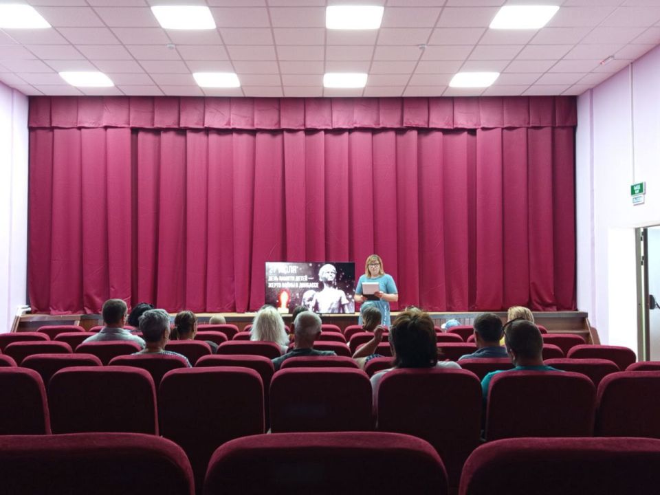 В рамках проекта «Культура малой Родины» Всероссийской политической партии «Единая Россия» в Азовском сельском клубе прошёл День памяти «Белые ангелы Донбасса», приуроченный Дню памяти детей–жертв войны на Донбассе В рамках проекта «Культура малой Родины» Всероссийской политической партии «Единая Россия» в Азовском сельском клубе прошёл День памяти «Белые ангелы Донбасса», приуроченный Дню памяти детей–жертв войны на Донбассе