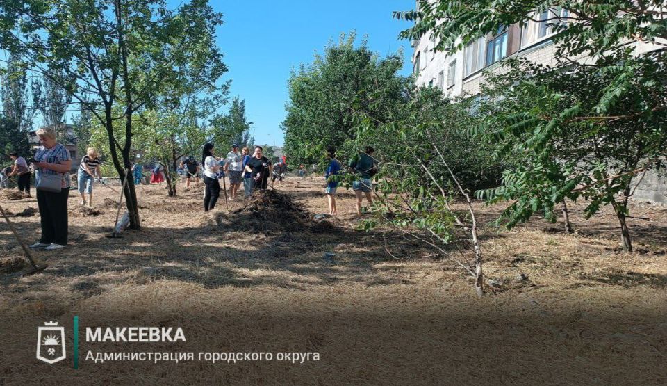 В Макеевке сегодня прошёл масштабный субботник «Чистый двор» В Макеевке сегодня прошёл масштабный субботник «Чистый двор»
