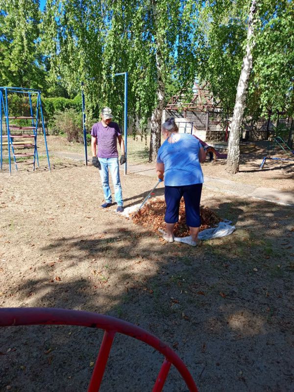Сергей Желновач: Сегодня работники Светлодарского городского Дворца культуры организовали экологический десант по уборке от мусора прилегающей территории Сергей Желновач: Сегодня работники Светлодарского городского Дворца культуры организовали экологический десант по уборке от мусора прилегающей территории