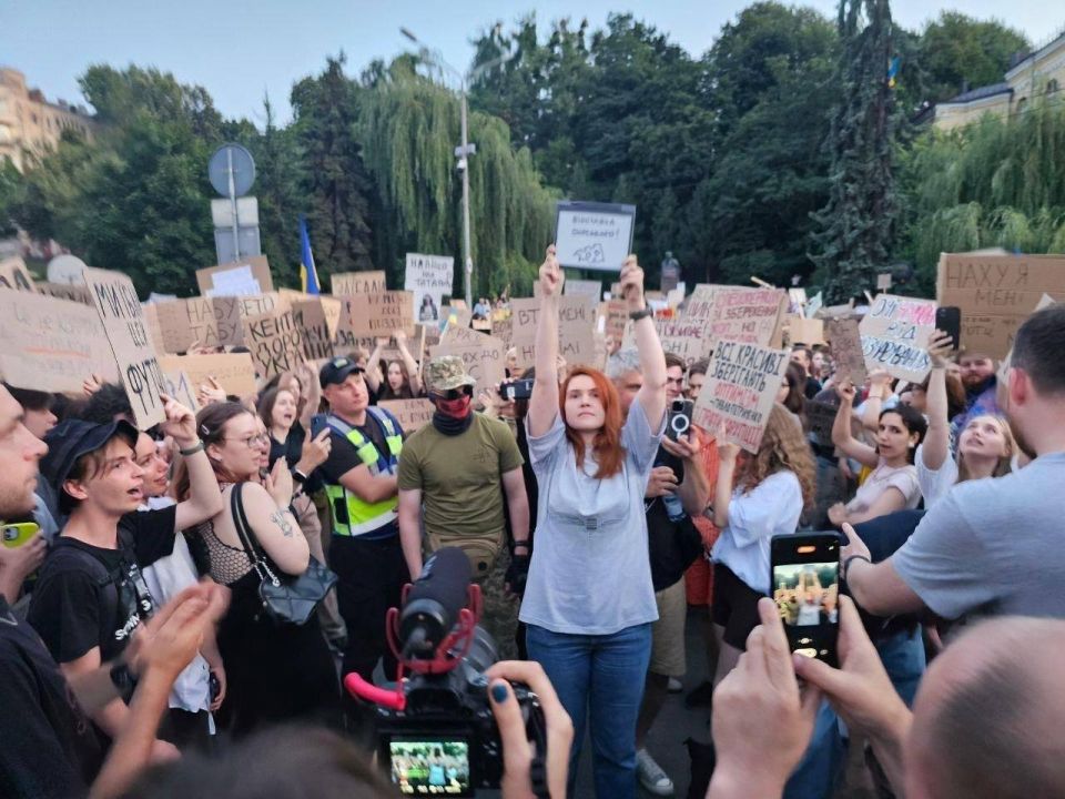 Украинский депутат Безуглая проголосовала за ограничение прав НАБУ и САП, после чего пришла на мини-майдан… против ограничения прав НАБУ и САП Украинский депутат Безуглая проголосовала за ограничение прав НАБУ и САП, после чего пришла на мини-майдан… против ограничения прав НАБУ и САП
