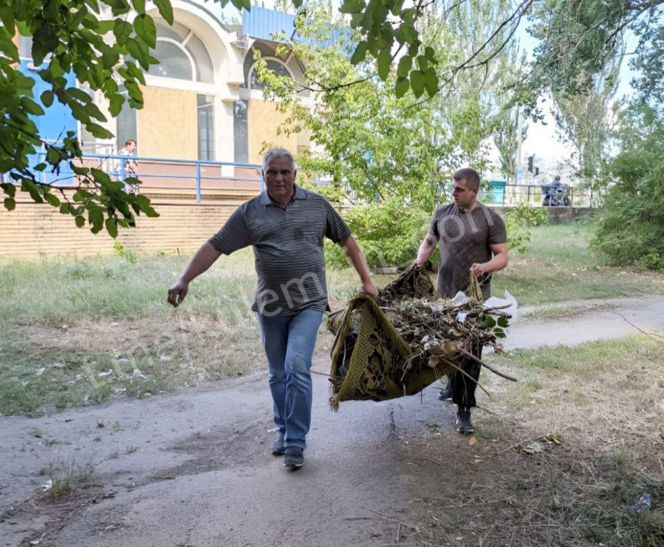 Сегодня, согласно поручению Главы ДНР Дениса Пушилина, после встречи с жителями микрорайона Тихий в Петровском районе был организован субботник с участием представителей администрации Главы, депутатов Донецкого городского... Сегодня, согласно поручению Главы ДНР Дениса Пушилина, после встречи с жителями микрорайона Тихий в Петровском районе был организован субботник с участием представителей администрации Главы, депутатов Донецкого городского...