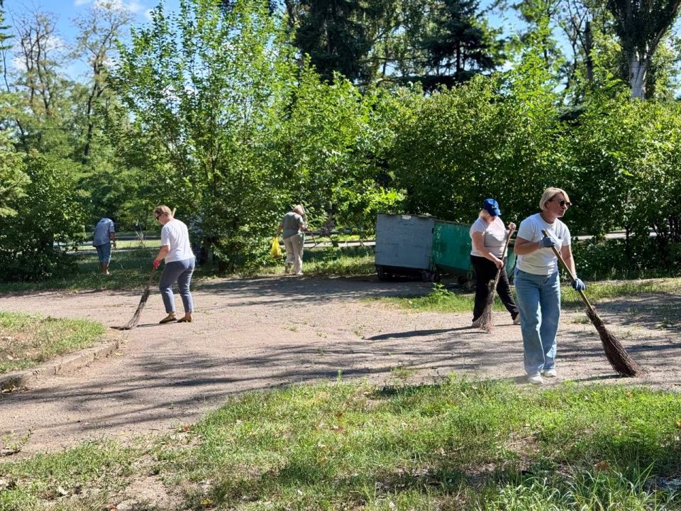 Михаил Меренков: По поручению Главы Донецкой Народной Республики Дениса Владимировича Пушилина в Буденновском районе активно продолжаются работы по благоустройству и уборке территорий Михаил Меренков: По поручению Главы Донецкой Народной Республики Дениса Владимировича Пушилина в Буденновском районе активно продолжаются работы по благоустройству и уборке территорий