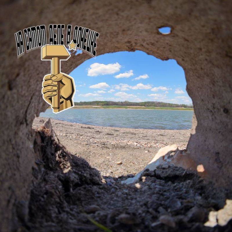 Вода уходит. Старокрымское водохранилище, единственный источник воды для полумиллионного Мариуполя, обмелело на 70–75% На месте былого зеркала воды — лунный пейзаж: трещины в метровой грязи, тухлая рыба и раки Вода уходит. Старокрымское водохранилище, единственный источник воды для полумиллионного Мариуполя, обмелело на 70–75% На месте былого зеркала воды — лунный пейзаж: трещины в метровой грязи, тухлая рыба и раки