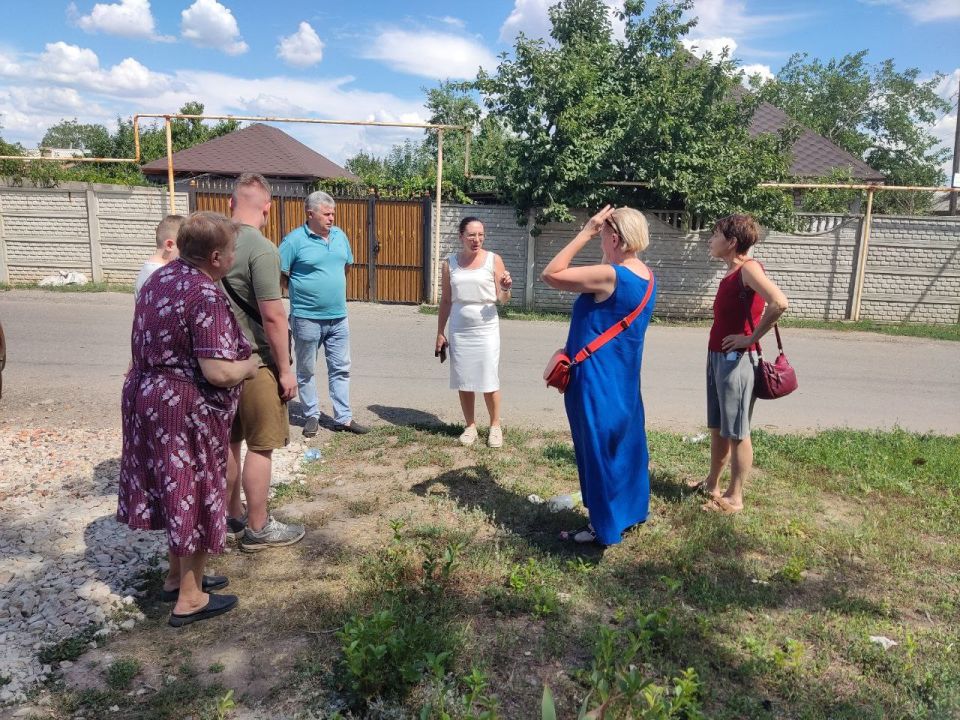 По поручению Главы ДНР Дениса Пушилина, сегодня, 25.07.2025 по ул. Одесской на пересечении с ул. Гонимова состоялась встреча руководителя Управы Ленинского внутригородского района администрации городского округа Донецк... По поручению Главы ДНР Дениса Пушилина, сегодня, 25.07.2025 по ул. Одесской на пересечении с ул. Гонимова состоялась встреча руководителя Управы Ленинского внутригородского района администрации городского округа Донецк...