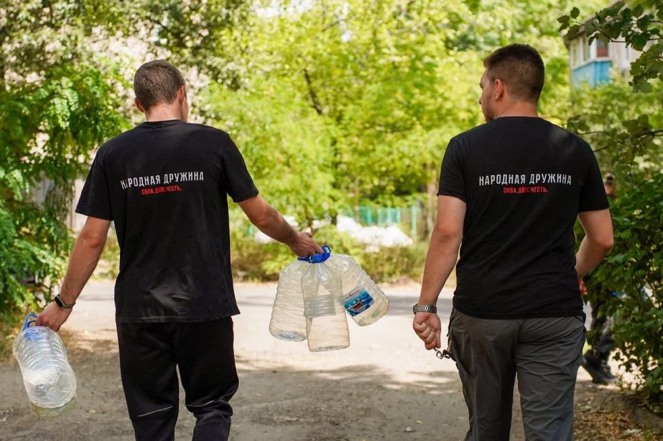 Пожилым и инвалидам воду доставляют волонтеры: заявки принимают в чат-боте главы ДНР Пожилым и инвалидам воду доставляют волонтеры: заявки принимают в чат-боте главы ДНР
