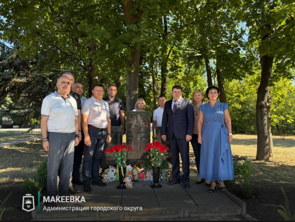 Александр Подгорный: В Макеевке состоялось возложение цветов ко Дню памяти детей – жертв войны в Донбассе Александр Подгорный: В Макеевке состоялось возложение цветов ко Дню памяти детей – жертв войны в Донбассе