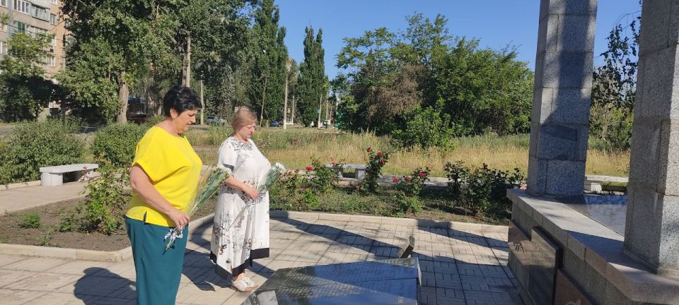 В Советском внутригородском районе городского округа Макеевка состоялось возложение цветов, приуроченное ко Дню памяти детей - жертв войны в Донбассе В Советском внутригородском районе городского округа Макеевка состоялось возложение цветов, приуроченное ко Дню памяти детей - жертв войны в Донбассе