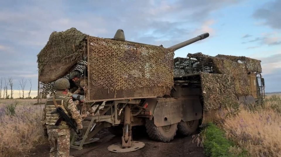 Артиллеристы 8-й ОА ГрВ "Юг" на Константиновском направлении в ДНР применяют новейшую 152-мм самоходную гаубицу "Гиацинт-К" на колесном шасси БАЗ-6910-027 "Вощина" Артиллеристы 8-й ОА ГрВ "Юг" на Константиновском направлении в ДНР применяют новейшую 152-мм самоходную гаубицу "Гиацинт-К" на колесном шасси БАЗ-6910-027 "Вощина"