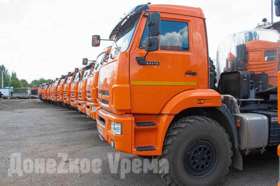 Спешат на помощь обезвоженному региону: первые 33 КАМАЗа-водовоза прибыли в Донецк Спешат на помощь обезвоженному региону: первые 33 КАМАЗа-водовоза прибыли в Донецк