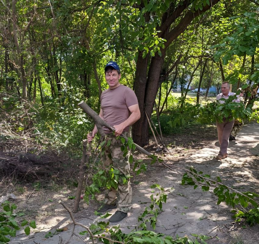 Наталья Бегуненко: 25.07.2025 согласно поручению Главы ДНР Дениса Пушилина, после встречи с жителями микрорайона «Тихий» в Петровском районе был организован субботник с целью благоустройства прилегающей территории Наталья Бегуненко: 25.07.2025 согласно поручению Главы ДНР Дениса Пушилина, после встречи с жителями микрорайона «Тихий» в Петровском районе был организован субботник с целью благоустройства прилегающей территории