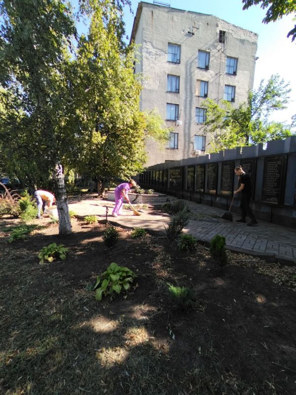 В рамках партийного проекта «Чистая страна» 25 июля 2025 года состоялся экологический субботник, в котором приняли активное участие работники культуры городского округа Дебальцево: представители Дебальцевской школы искусств... В рамках партийного проекта «Чистая страна» 25 июля 2025 года состоялся экологический субботник, в котором приняли активное участие работники культуры городского округа Дебальцево: представители Дебальцевской школы искусств...