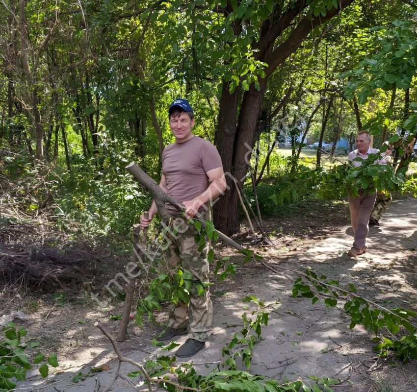 Алексей Кулемзин: Сегодня, согласно поручению Главы ДНР Дениса Пушилина, после встречи с жителями микрорайона Тихий в Петровском районе был организован субботник с участием представителей администрации Главы, депутатов... Алексей Кулемзин: Сегодня, согласно поручению Главы ДНР Дениса Пушилина, после встречи с жителями микрорайона Тихий в Петровском районе был организован субботник с участием представителей администрации Главы, депутатов...
