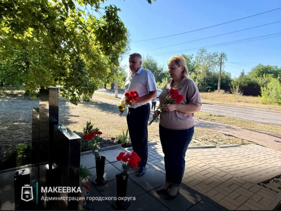 В Макеевке состоялось возложение цветов ко Дню памяти детей – жертв войны в Донбассе В Макеевке состоялось возложение цветов ко Дню памяти детей – жертв войны в Донбассе