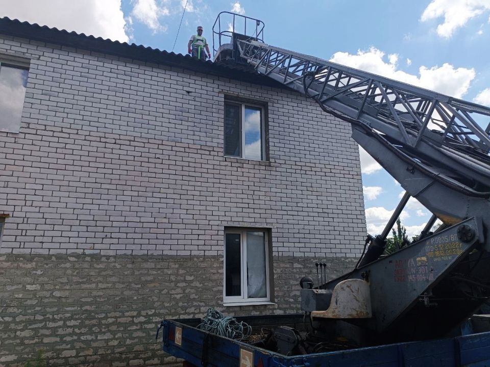 В Ждановке ремонтируют кровли многоквартирных домов В Ждановке ремонтируют кровли многоквартирных домов