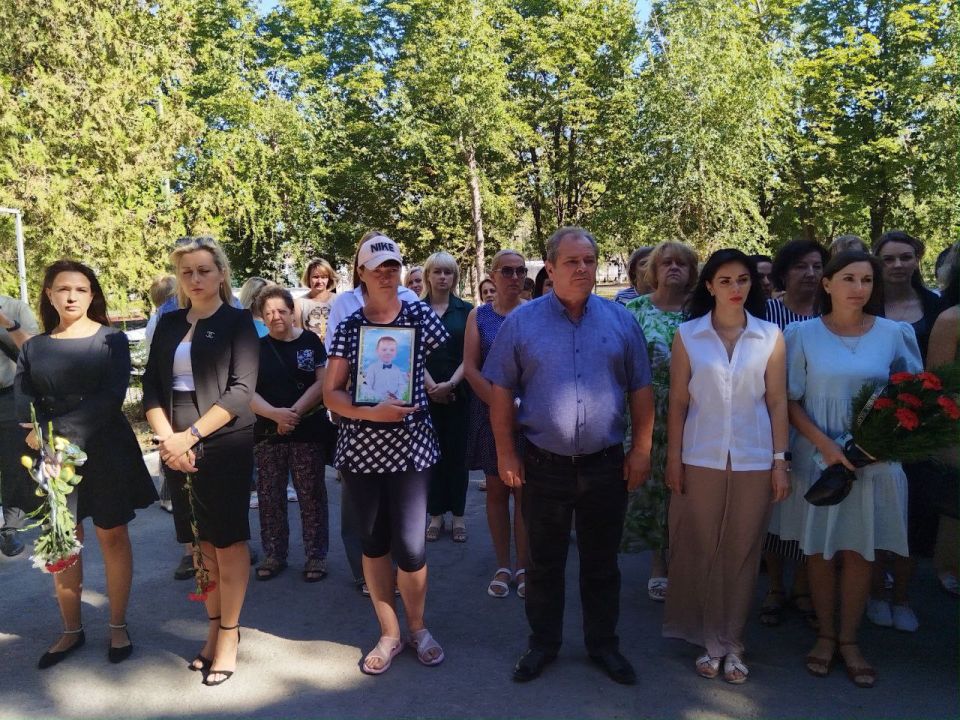 В Кировском почтили память детей-жертв войны на Донбассе В Кировском почтили память детей-жертв войны на Донбассе