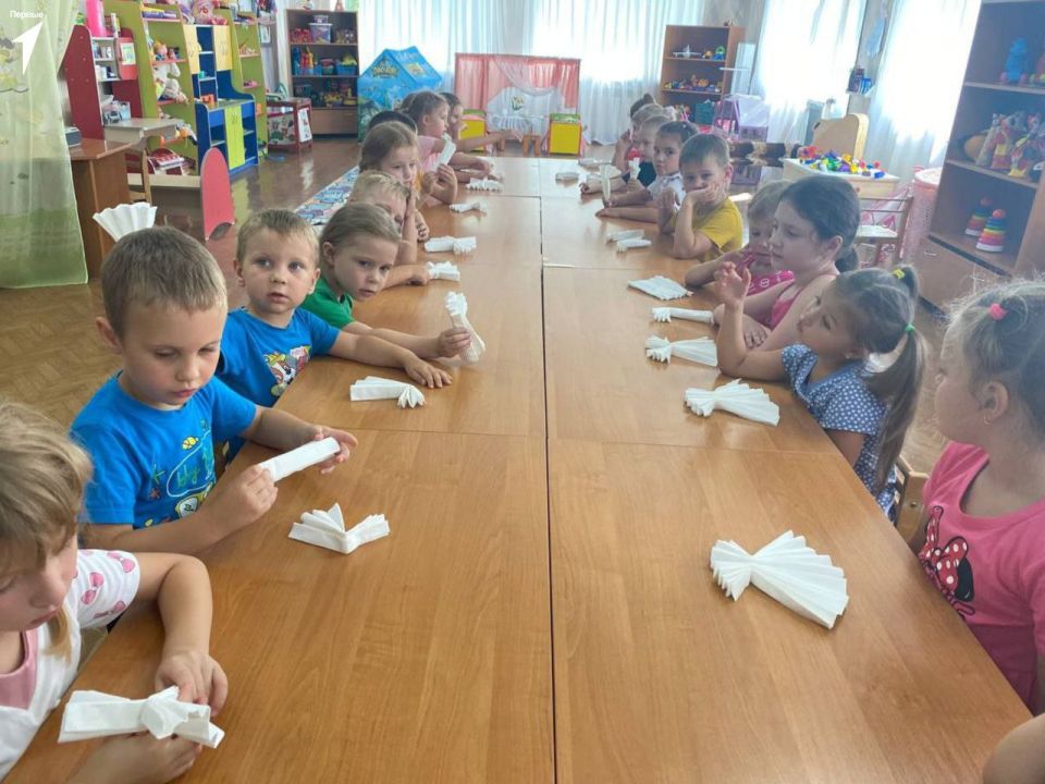 Ангелы Донбасса. В преддверии Дня памяти детей – жертв войны в Донбассе Первые с воспитанниками детского сада №6 провели мастер-класс по изготовлению ангелочков в память погибших деток на Донбассе Ангелы Донбасса. В преддверии Дня памяти детей – жертв войны в Донбассе Первые с воспитанниками детского сада №6 провели мастер-класс по изготовлению ангелочков в память погибших деток на Донбассе