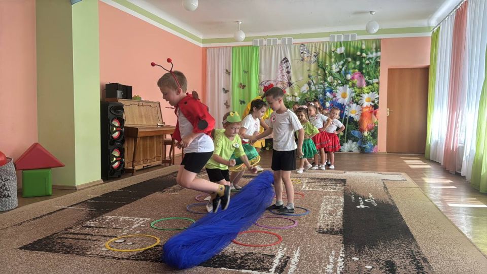 СПОРТИВНОЕ ЛЕТО….. Сегодня в ГКДОУ «ДЕТСКИЙ САД №8 Г.О.ДЕБАЛЬЦЕВО» ДНР (заведующий Щербинина Л.В.) прошел праздник «Спортивное лето», который подарил нашим воспитанникам море радости, позитива и задора! СПОРТИВНОЕ ЛЕТО….. Сегодня в ГКДОУ «ДЕТСКИЙ САД №8 Г.О.ДЕБАЛЬЦЕВО» ДНР (заведующий Щербинина Л.В.) прошел праздник «Спортивное лето», который подарил нашим воспитанникам море радости, позитива и задора!