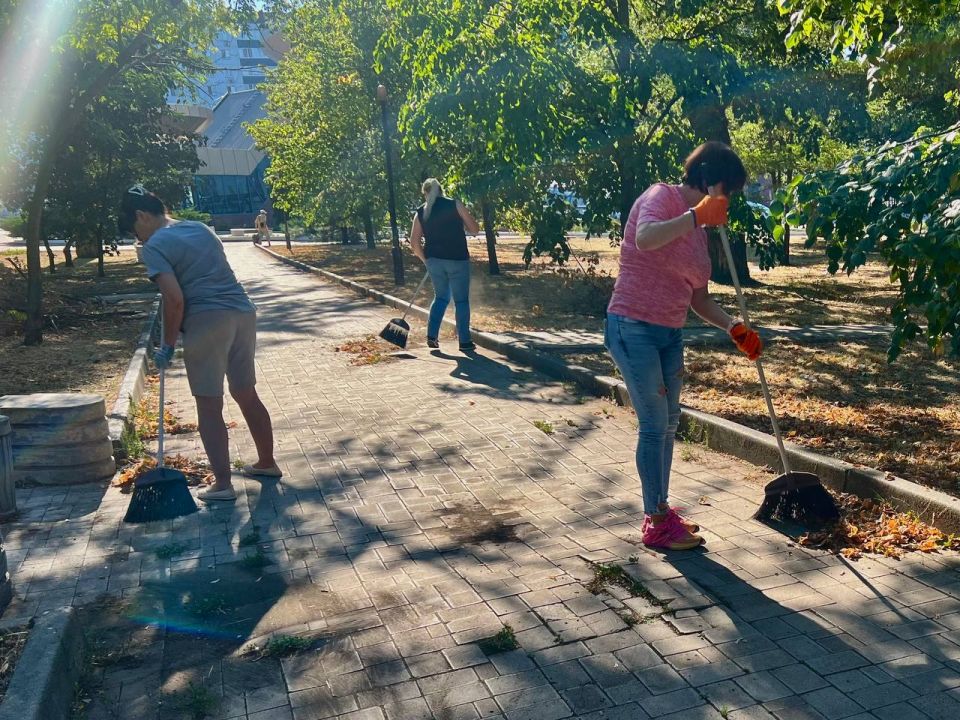 Татьяна Копылова: Управа Ворошиловского района провела субботник в сквере возле ТЦ «Золотое кольцо» совместно с активистами «Молодой Гвардии Единой России» Татьяна Копылова: Управа Ворошиловского района провела субботник в сквере возле ТЦ «Золотое кольцо» совместно с активистами «Молодой Гвардии Единой России»