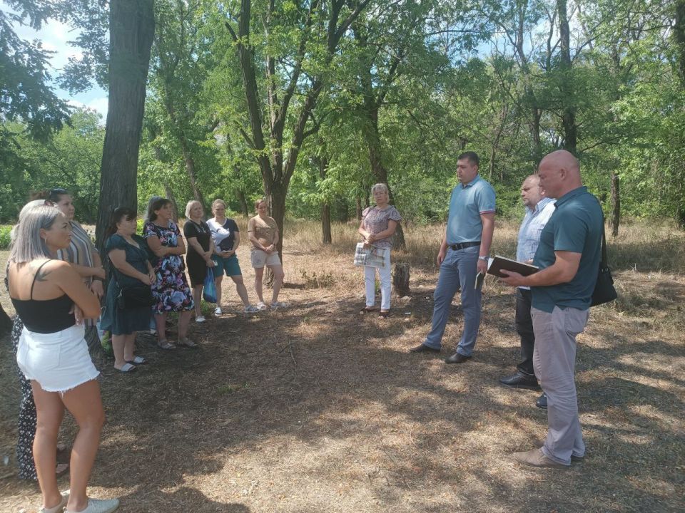 Председатель Комитета Народного Совета по природопользованию, экологии, недрам и природным ресурсам Сергей Михалев во исполнение поручения Главы ДНР Дениса Пушилина провел встречу с жителями переулка Ярославский города... Председатель Комитета Народного Совета по природопользованию, экологии, недрам и природным ресурсам Сергей Михалев во исполнение поручения Главы ДНР Дениса Пушилина провел встречу с жителями переулка Ярославский города...