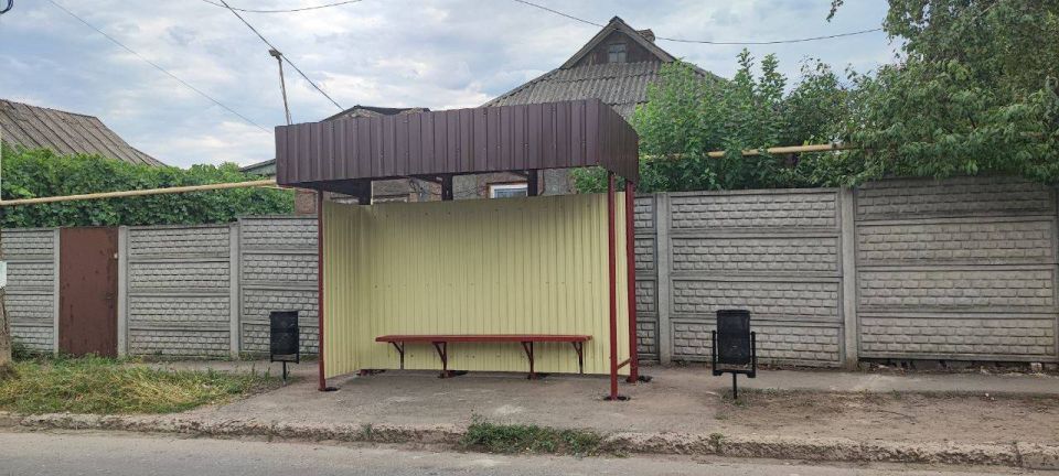По поручению Главы ДНР Дениса Владимировича Пушилина МУП АГОД ДНР «ДРСУ» завершило монтаж остановочного павильона по улице Одесской («проспект Гонимова») в направлении улицы Пухова, и выполнено подготовку остановочной... По поручению Главы ДНР Дениса Владимировича Пушилина МУП АГОД ДНР «ДРСУ» завершило монтаж остановочного павильона по улице Одесской («проспект Гонимова») в направлении улицы Пухова, и выполнено подготовку остановочной...
