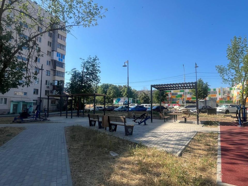 Строители из Петербурга продолжают благоустраивать Мариуполь Строители из Петербурга продолжают благоустраивать Мариуполь
