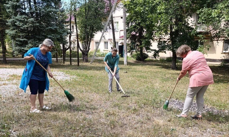 В Кировском внутригородском районе прошел субботник В Кировском внутригородском районе прошел субботник