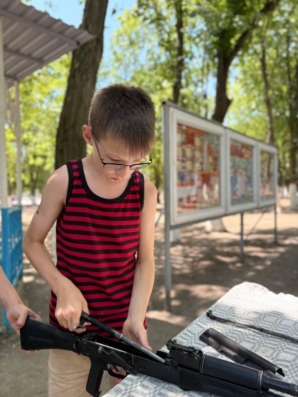 Игорь Лызов: Второй год подряд 500 амвросиевских школьников отдыхают на Азовском море благодаря поддержке Амурской области Игорь Лызов: Второй год подряд 500 амвросиевских школьников отдыхают на Азовском море благодаря поддержке Амурской области
