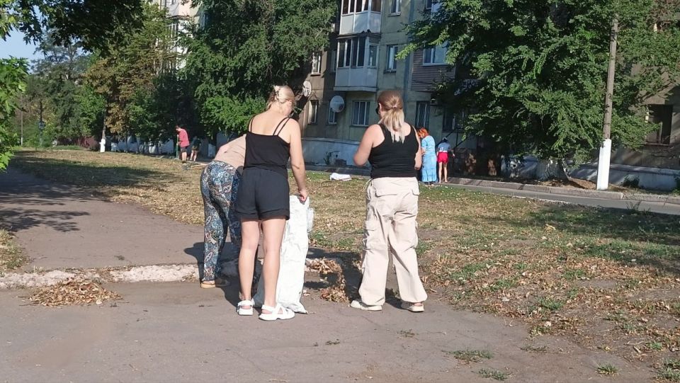 Общегородской субботник. 26 июля в городском округе Енакиево состоялся общегородской субботник Общегородской субботник. 26 июля в городском округе Енакиево состоялся общегородской субботник
