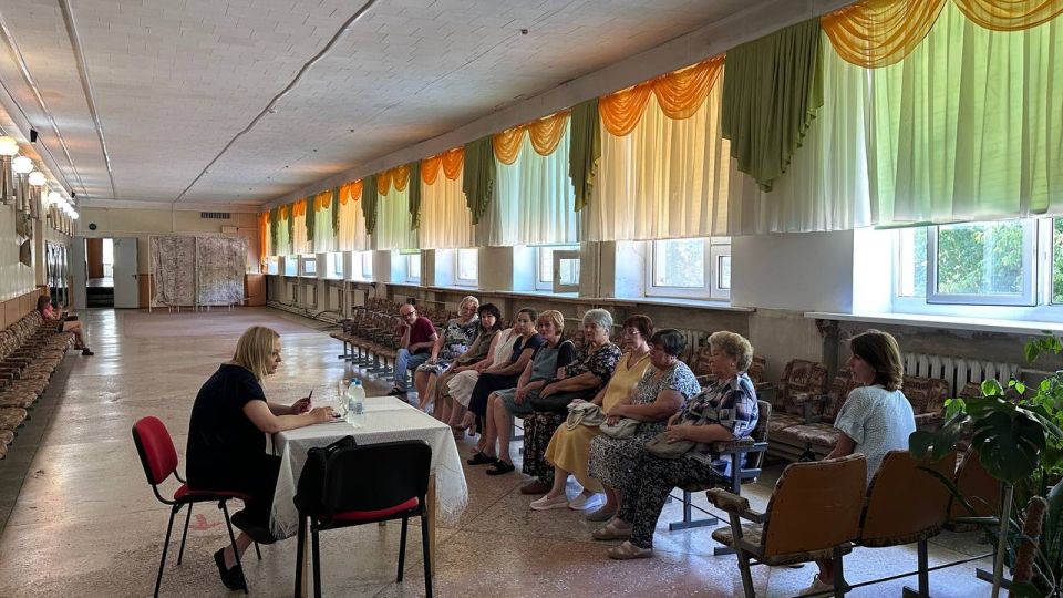 По поручению Главы ДНР Дениса Пушилина, секретарь Комитета по молодежной политике и патриотическому воспитанию Ольга Арутинова провела встречу с трудовым коллективом ДК «Заперевальный» По поручению Главы ДНР Дениса Пушилина, секретарь Комитета по молодежной политике и патриотическому воспитанию Ольга Арутинова провела встречу с трудовым коллективом ДК «Заперевальный»