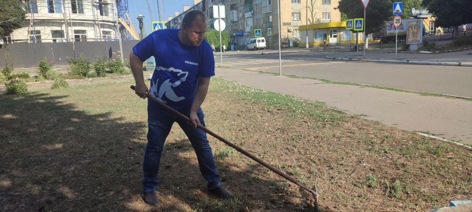 Торезский субботник: "Единая Россия" наводит порядок и вдохновляет горожан Торезский субботник: "Единая Россия" наводит порядок и вдохновляет горожан