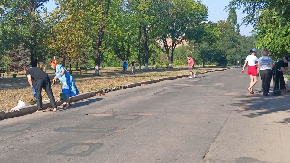 Общегородской субботник. 26 июля в городском округе Енакиево состоялся общегородской субботник Общегородской субботник. 26 июля в городском округе Енакиево состоялся общегородской субботник