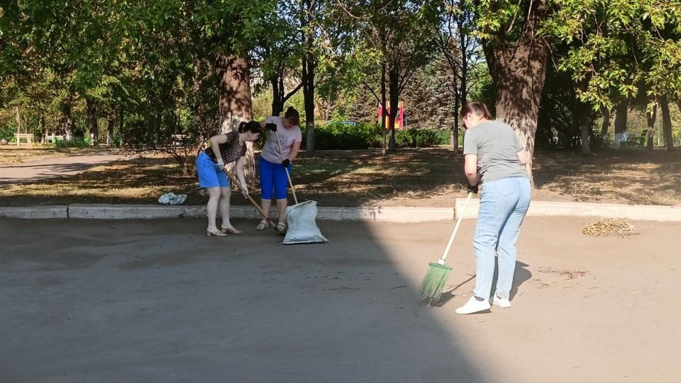 Игорь Мартынов: Общегородской субботник. 26 июля в городском округе Енакиево состоялся общегородской субботник Игорь Мартынов: Общегородской субботник. 26 июля в городском округе Енакиево состоялся общегородской субботник