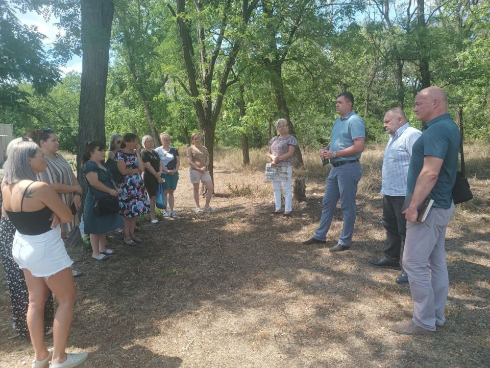 Председатель Комитета Народного Совета по природопользованию, экологии, недрам и природным ресурсам Сергей Михалев во исполнение поручения Главы ДНР Дениса Пушилина провел встречу с жителями переулка Ярославский города... Председатель Комитета Народного Совета по природопользованию, экологии, недрам и природным ресурсам Сергей Михалев во исполнение поручения Главы ДНР Дениса Пушилина провел встречу с жителями переулка Ярославский города...