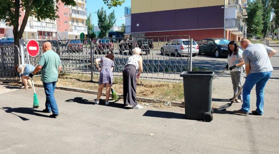 Сотрудники Управы Приморского внутригородского района вышли на субботник Сотрудники Управы Приморского внутригородского района вышли на субботник